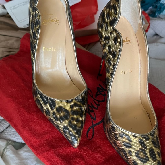 A beautiful gold and black red bottom. - Picture 4 of 6